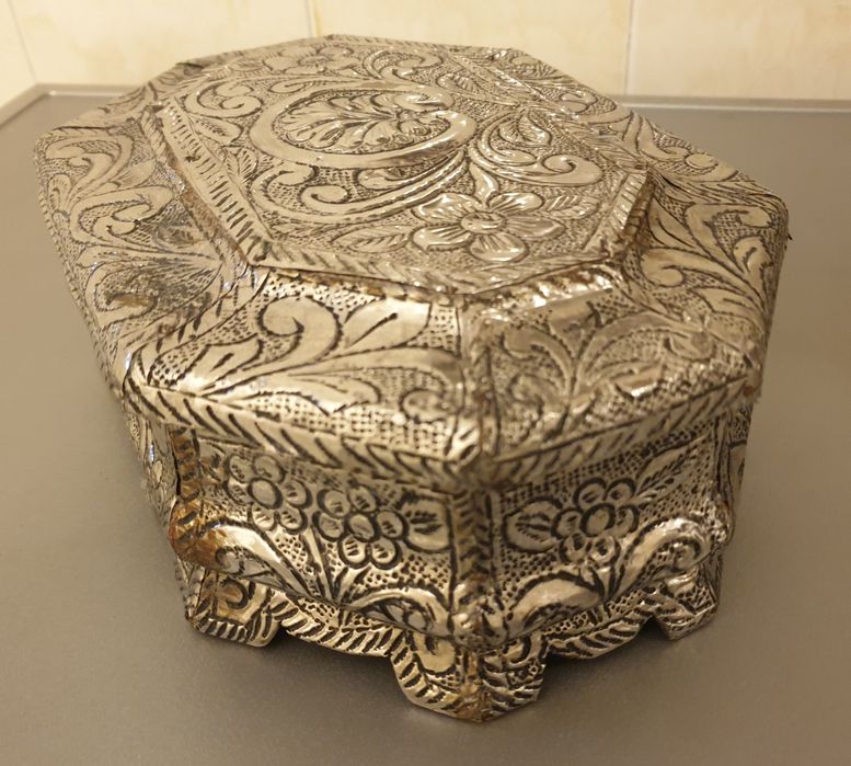 Caseta de bijuterii veche din lemn și argint