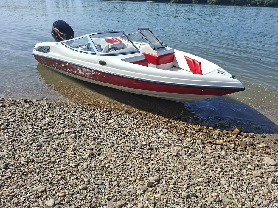 Barca Chaparral Bowrider cu motor Mercury 60 cp  4 timpi EFI