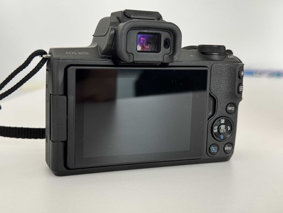 Canon EOS M50 + obiectiv EF-M 15-45mm IS STM — kit complet, la cutie.