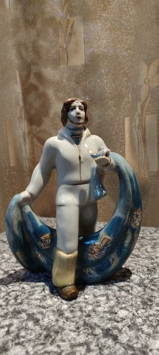 Статуэтка фарфоровая