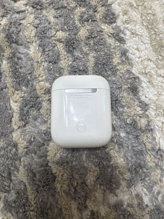 Продам AirPods 2 (оригинал) + чехол в подарок