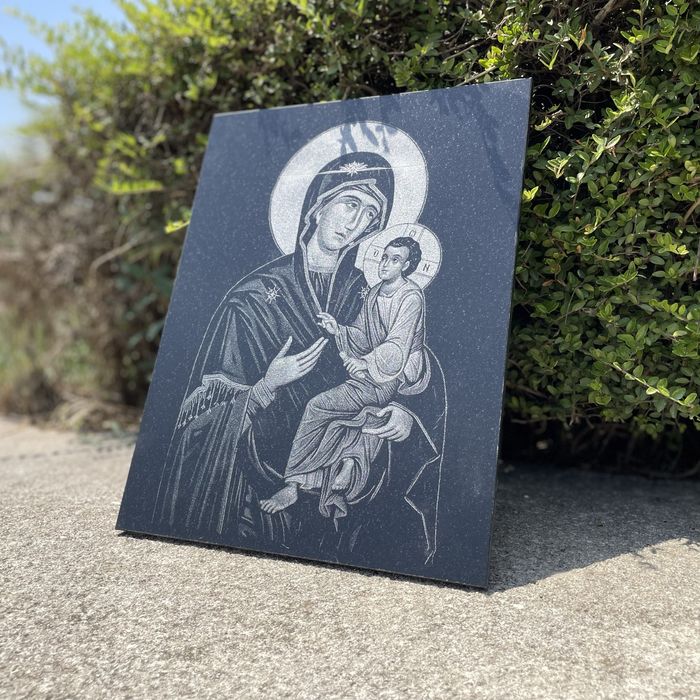 Гравирана икона Богородица с младенеца върху черен гранит за подарък
