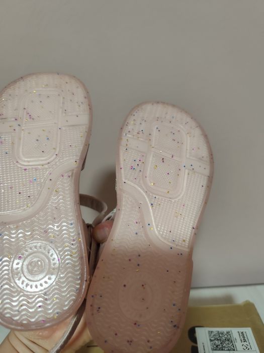 Продам сандалии для девочки