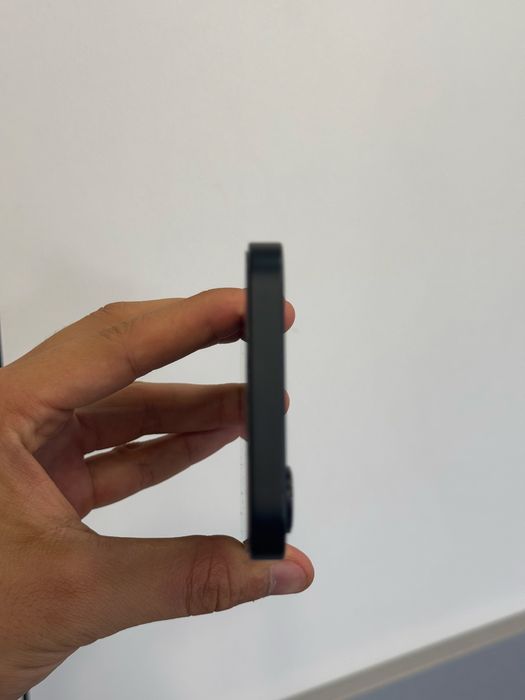 Продавам iPhone 16e 4 цикъла