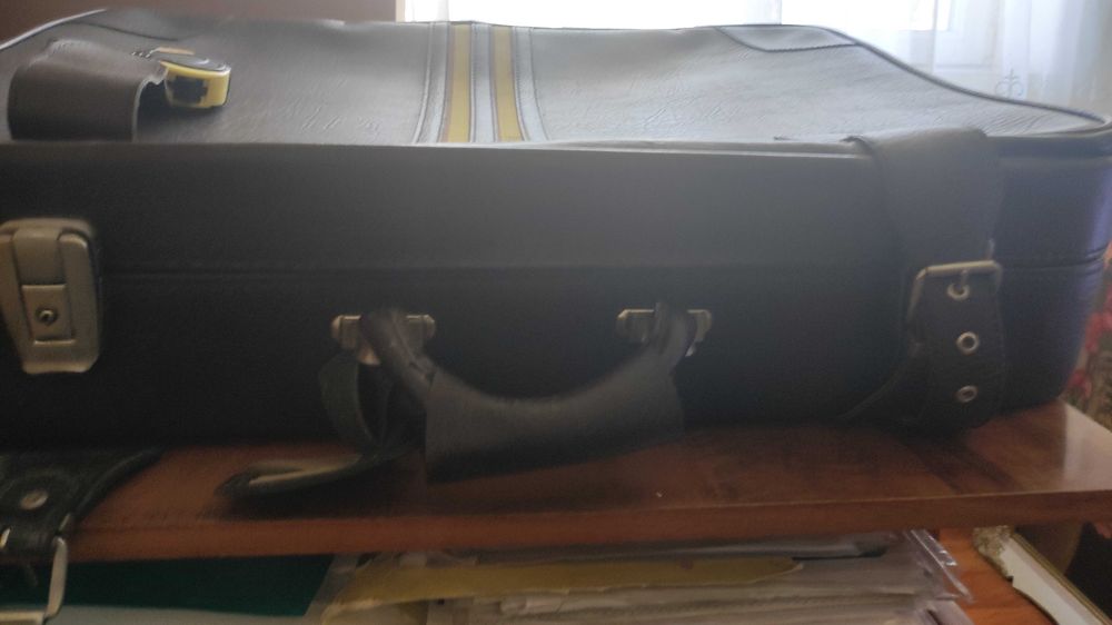 Troller / geamantan cu 2 role, stare f. buna, cca 70 x 50 x 15 cm, piele ecologica rezistenta si impermeabila, cheie