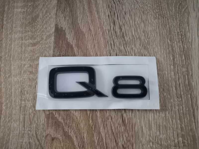 черна емблема Audi Q8