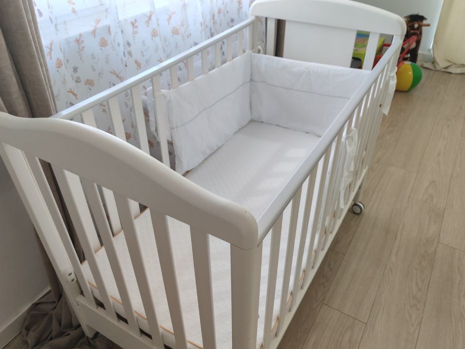 Set pătuț bebe lemn masiv + saltea+protecții–totul inclus,impecabil