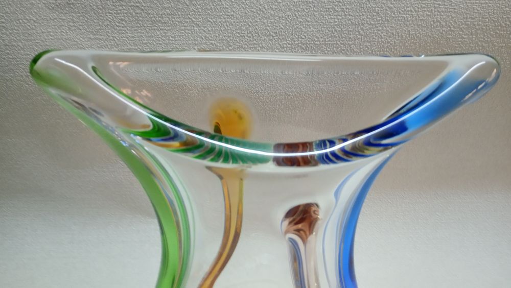 Продается  - ваза для цветов , цветное стекло ,  богема .