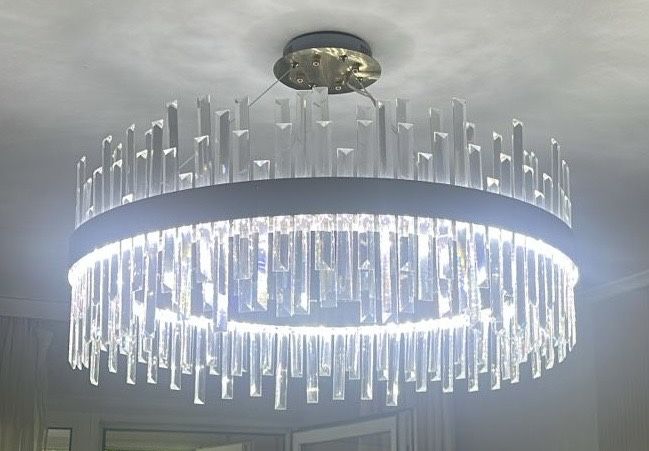Продам практически новую люстру