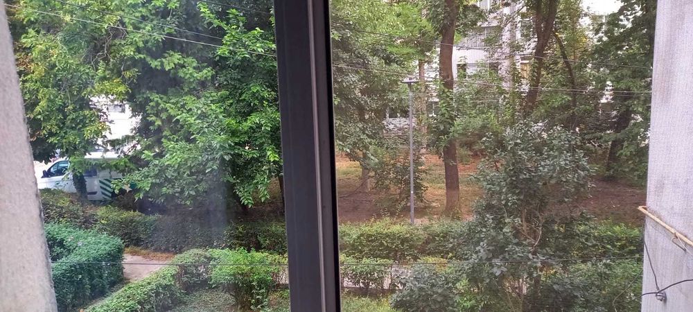Proprietar vinde apartament cu 2 camere decomandate, etaj 1 din 4, str Banca Natională, BC, 51 mp, an 1974