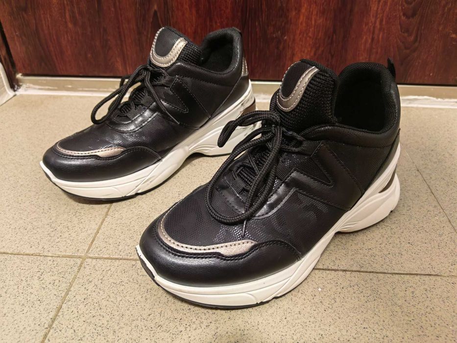 Черни маратонки с връзки