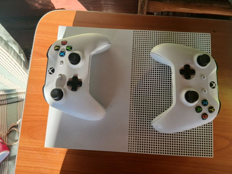Xbox one S + 2 controllere