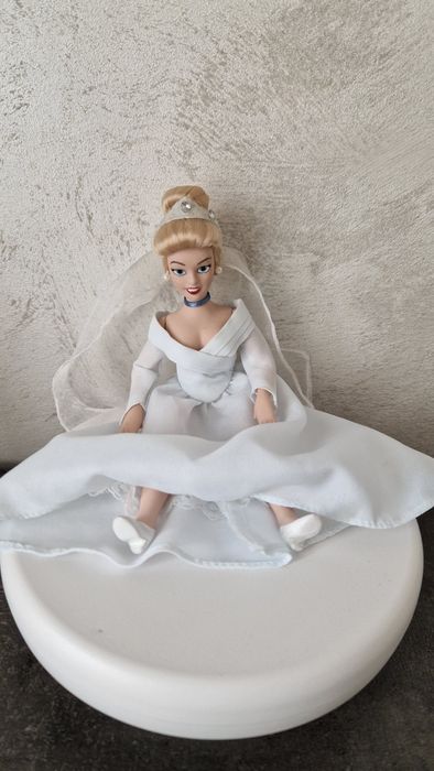 Papusa Disney din portelan