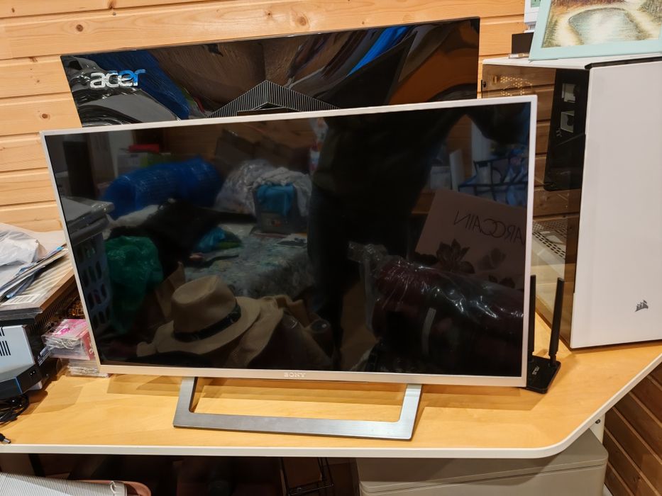 Vând TV Sony 82"