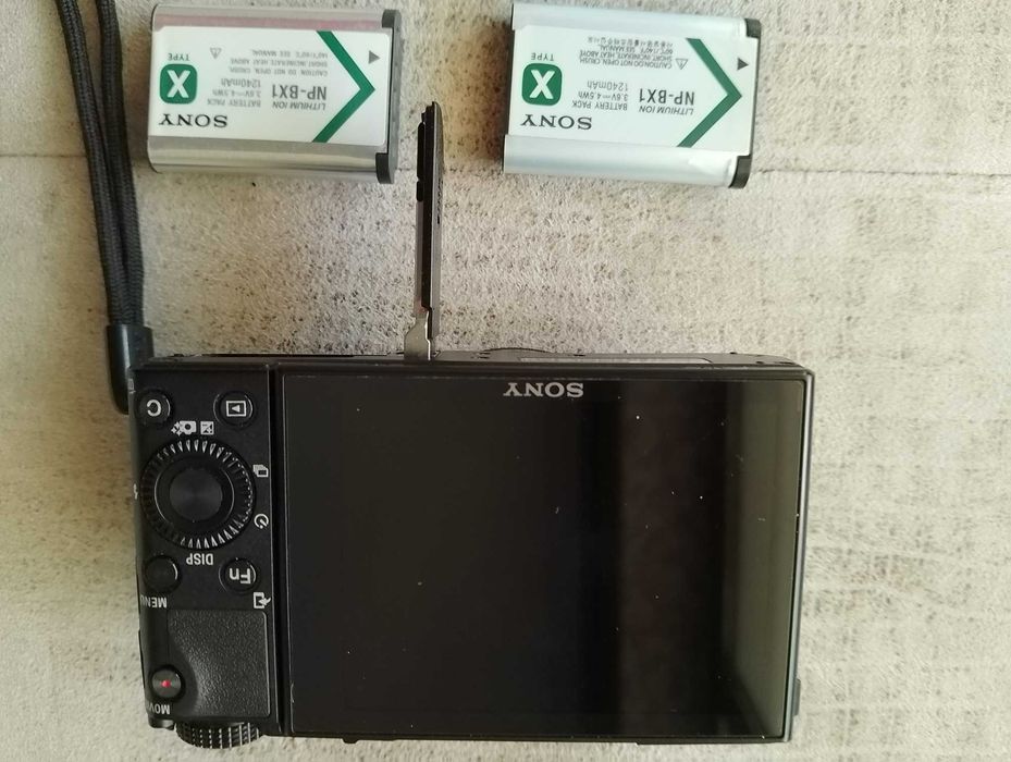 Sony DSC-RX100M4 с две оригинални батерии и фабрична окомплектовка