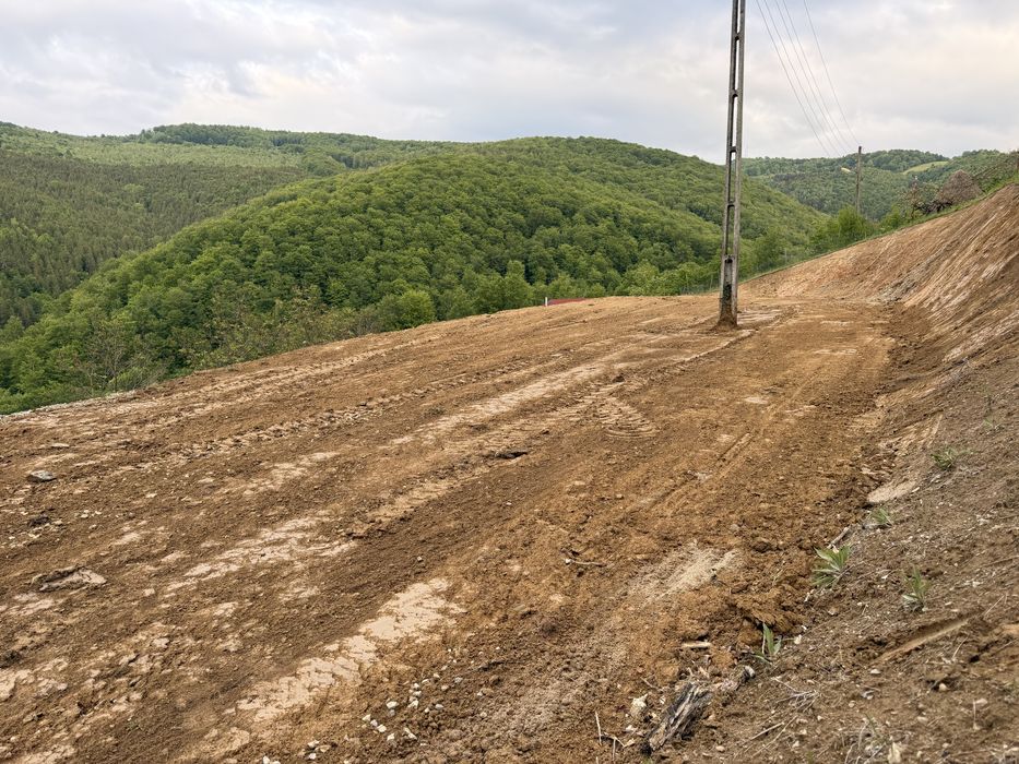 Vand teren pentru cabana pe valea Bratcutei Bratca