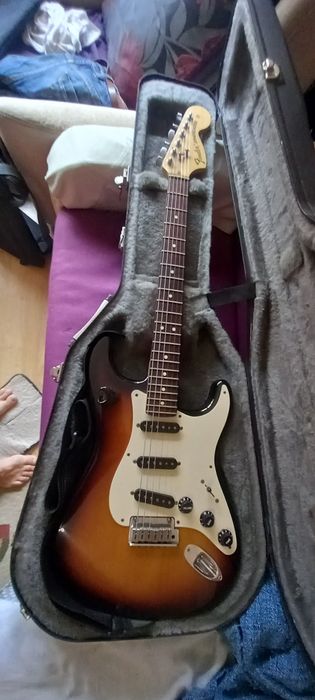 Vând chitara electrica Fender made U. S. A