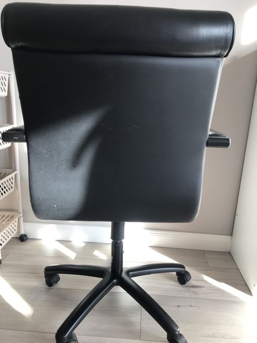 Кожаное кресло на колесиках