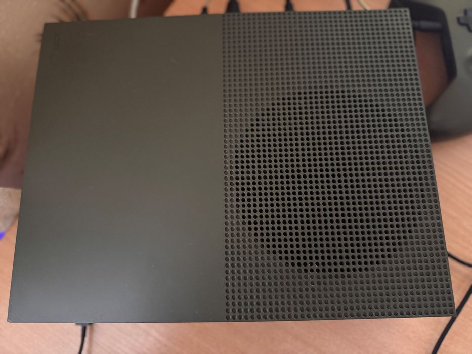 Продавам  xbox one s 1T