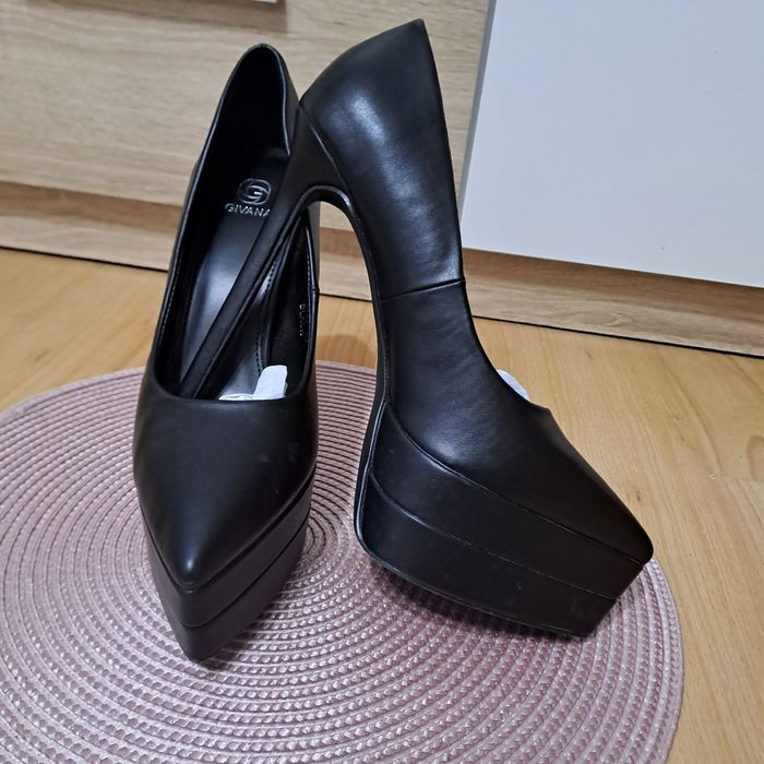 Обувки на висок ток и боти с дебел ток