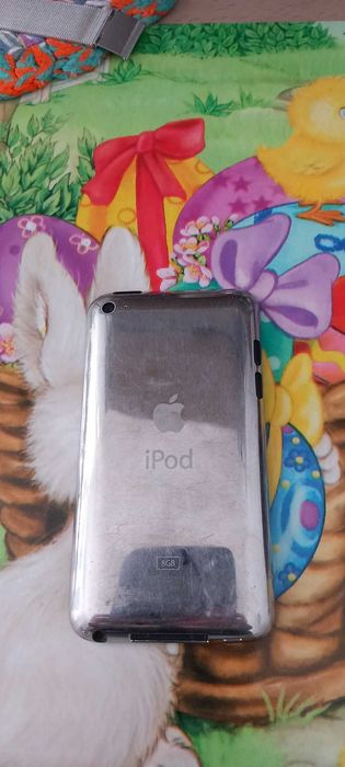IPod A1387 8 GB pentru piese / functional cu pata pe ecran