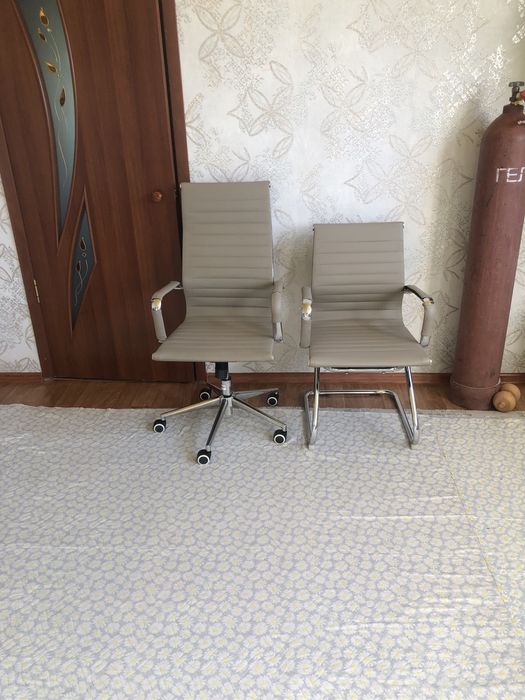 Кресло с колесами и стул