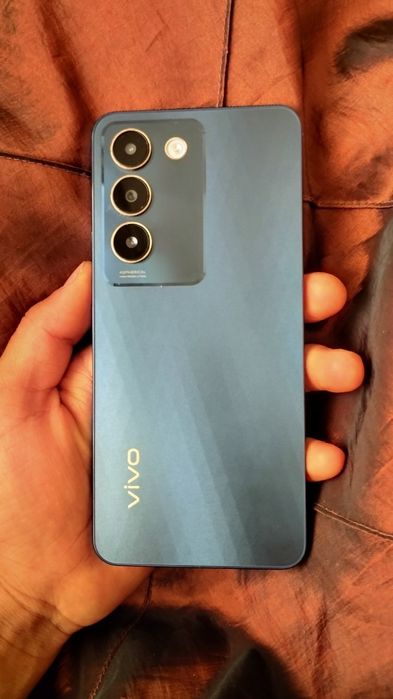 Sotiladi vivo y 100 xotirasi 8/256 yengi xali 2 hafta ishlatilgan