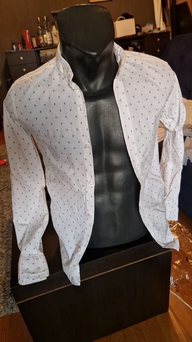 Cămașă albă cu imprimeu discret