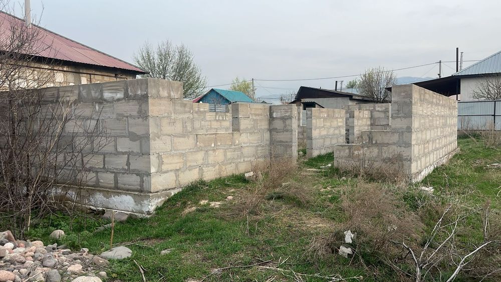 Продам участок 8 соток,с недостроенным домом .
