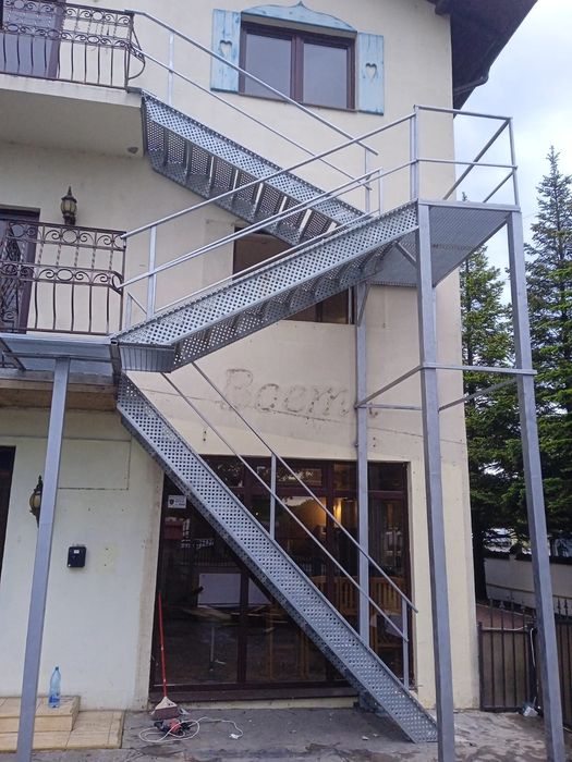 Facem scări zincate la comanda  oferim  montaj și transport  toată țar