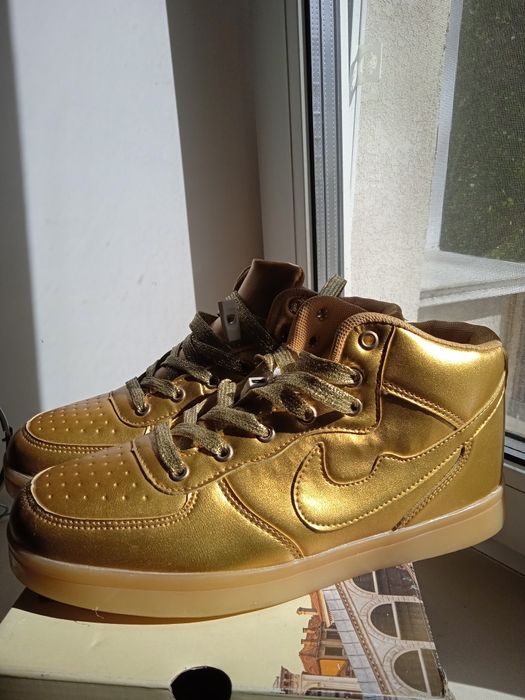 Кроссовки новые женские