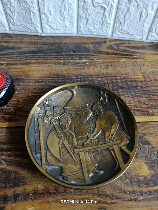 Бронзова чиния църковен мотив