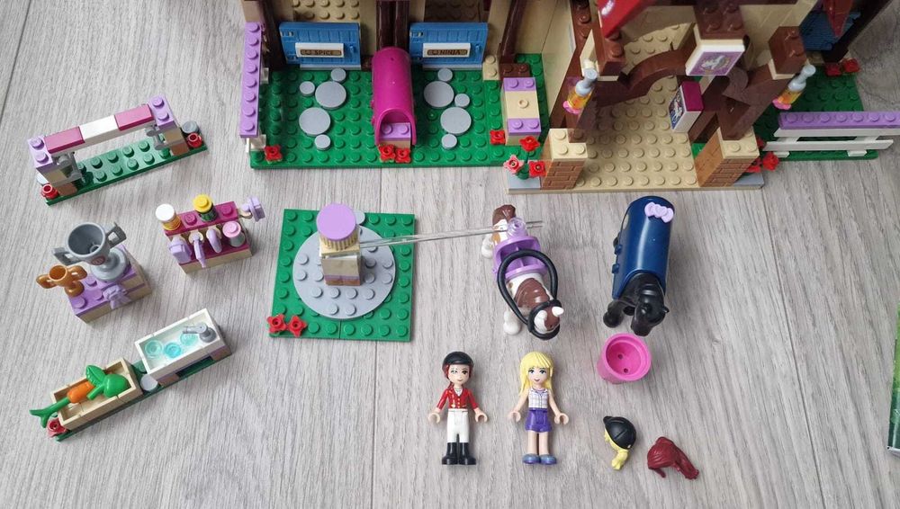 LEGO Friends - Clubul de calarie din Heartlake 41126, 575 piese