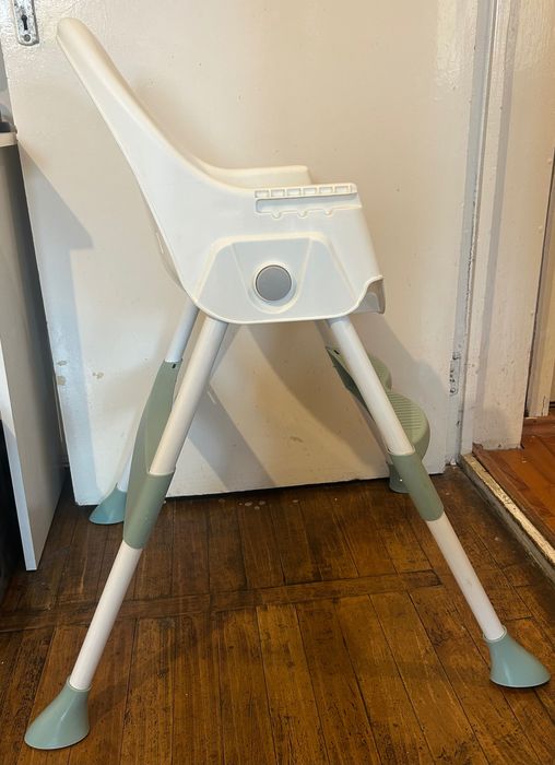 Scaun de masă pentru copii confortabil, stabil si ușor de curățat.