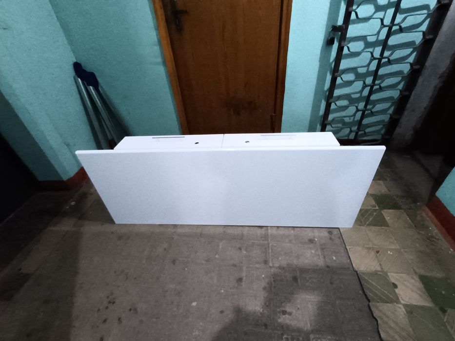 Продам стол белый