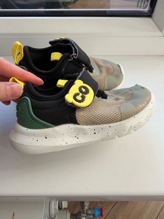 Продам детские кроссовки