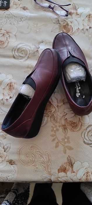 Обувки от естествена кожа с ластик отпред подходящи за широк крак