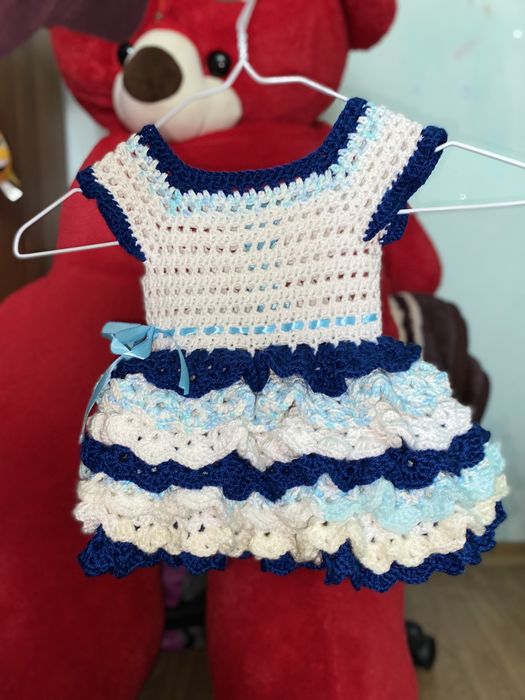 Rochiță croșetată pentru bebeluși