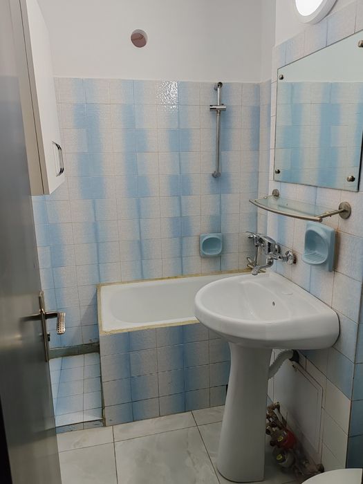 Dau în chirie garsoniera Str Vladeasa nr 76 bloc D6 Oradea