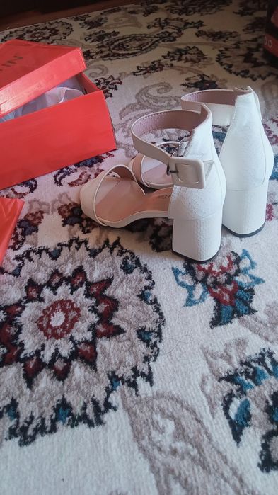 Labutin oldi ochiq tufli