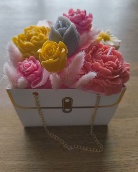 Букет с ароматни цветя от восък