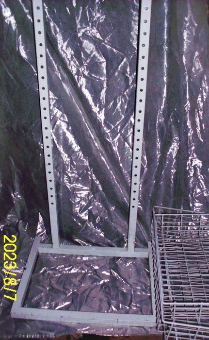 Торговый лоток металлический.