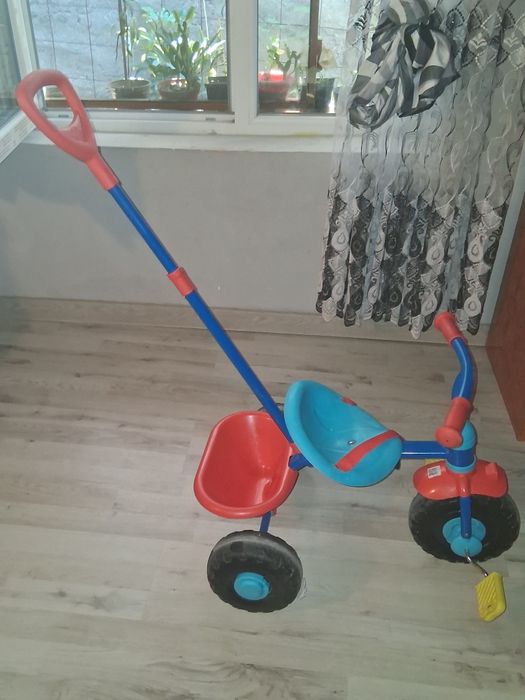 Bicicleta cu trei rotii și mâner