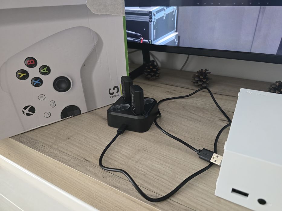 Xbox series S cu două manete ca nouă.