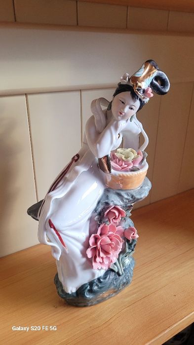 Декоративна порцеланова фигурка