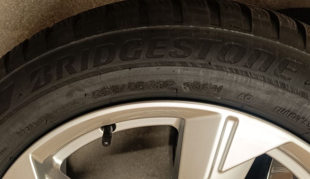 Оригинални нови джанти с гуми зимни 18 цола Audi A6 дот 2023г