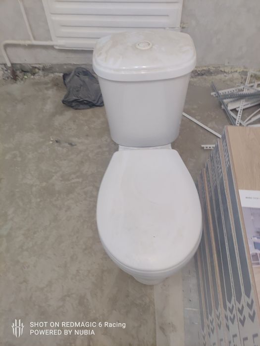 Продам унитаз с бочком