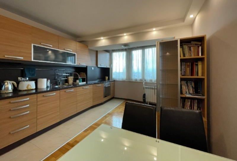 Дава се под наем Тристаен апартамент в София, Хиподрума - 105 кв.м за 612 € - Снимка #2