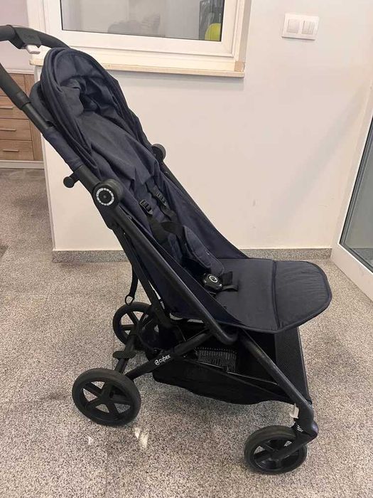 Продавам бебешка количка Cybex (тъмносиня, в отлично състояние)