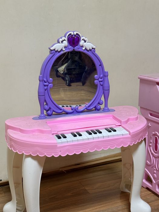 Деская пианино, гитары, игрушки